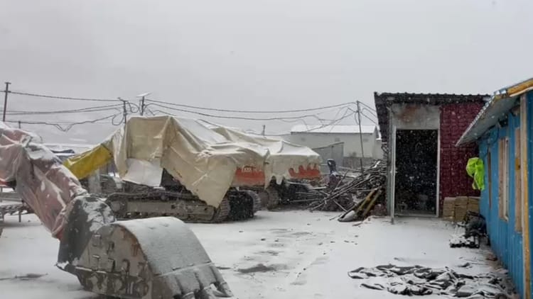 Uttarakhand Weather: बदला मौसम...केदारनाथ में साल की पहली बर्फबारी, पड़ रही कड़ाके की ठंड