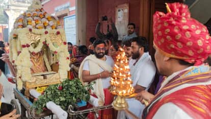 मां मंगला गाैरी की आरती उतारते लोग।