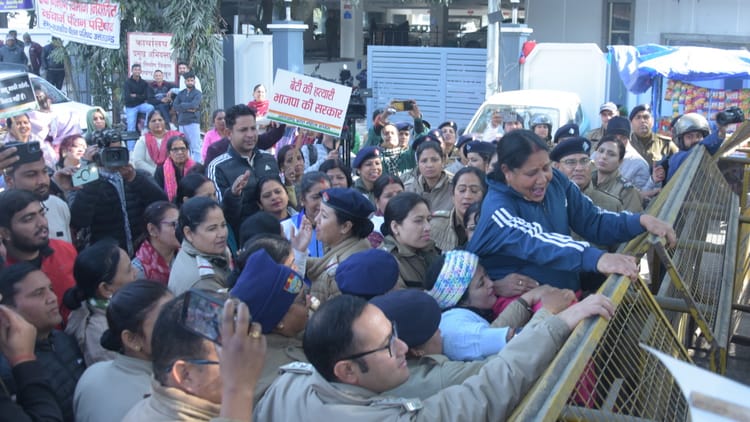 Dehradun: गिरिधारी लाल साहू के बयान पर बवाल, महिला कांग्रेस ने किया कैबिनेट मंत्री आवास कूच