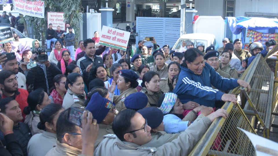 Dehradun Controversy over Girdhari Lal Sahu statement; Women's Congress march to cabinet minister residence