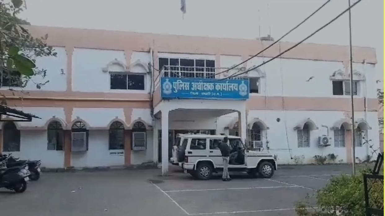 Junior employee has responsibility of charge in many police stations in Dhamtari