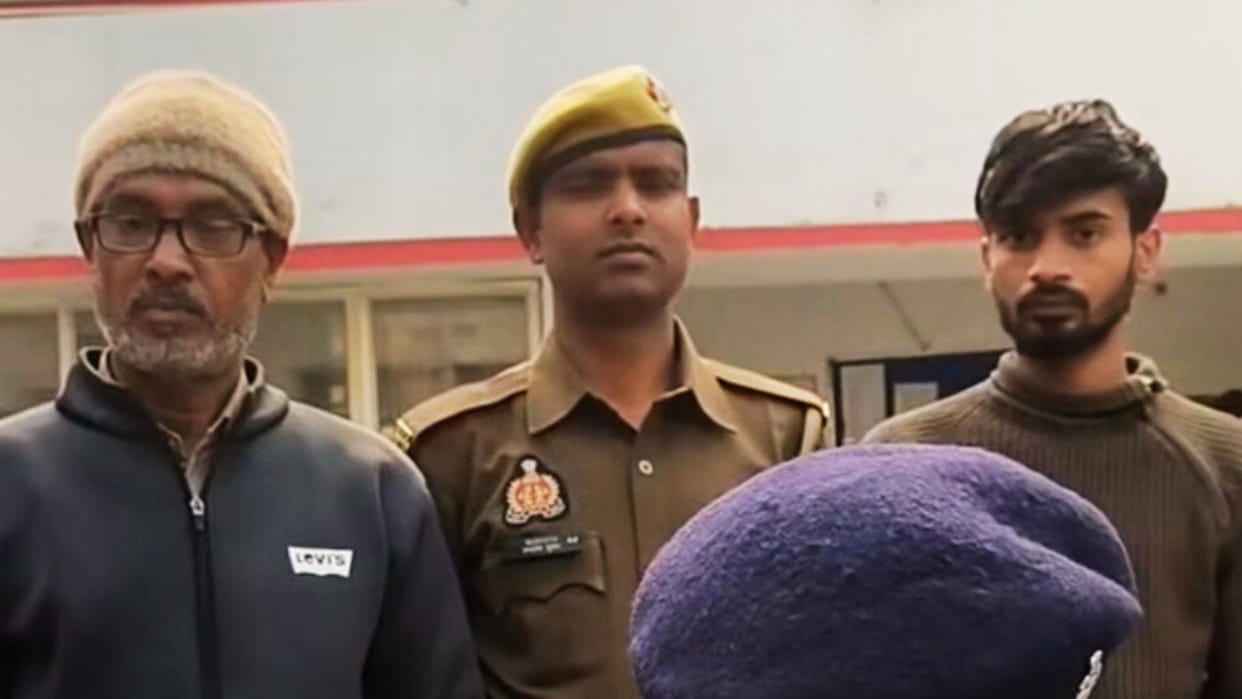 Father and son 25,000 rupees reward on heads arrested for allegedly stealing sarees 2.96 crore rupees