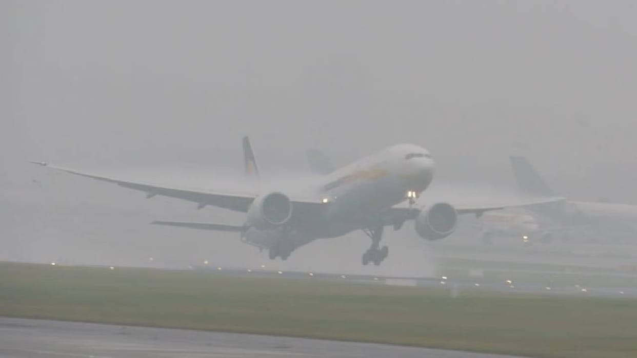 Lucknow: Fog disrupts air operations... flight from Delhi unable to land; Riyadh flight cancelled.