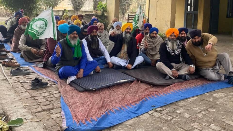 जगरांव मार्कफेड दफ्तर में किसानों का धरना