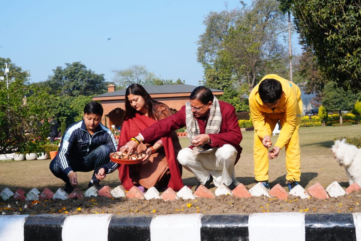 CM Dhami launched campaign to plant four thousand tulip bulbs of 17 different varieties in Dehradun