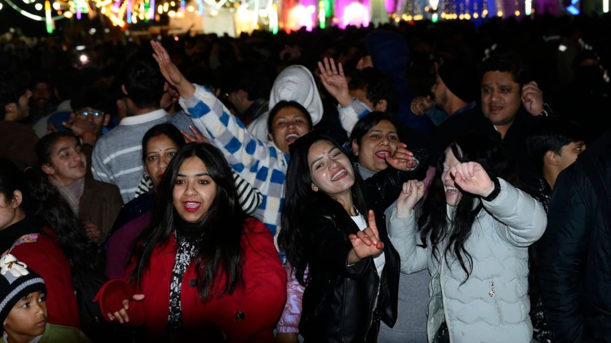 Shimla Winter Carnival Bollywood playback singer Hema Sardesai comedian Ehsaan Qureshi