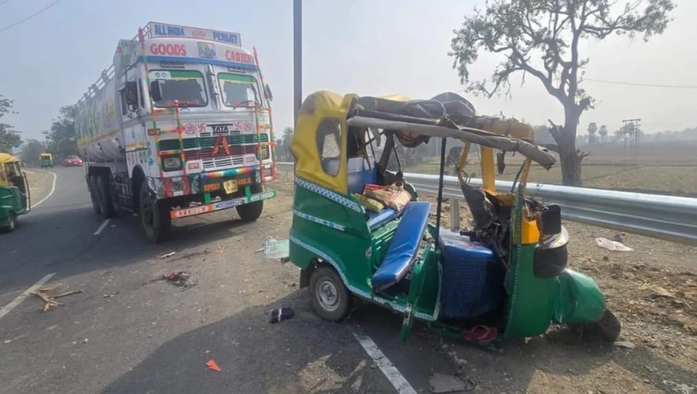 Jharkhand: A head-on collision between an oil tanker and an auto-rickshaw leaves three dead on the spot