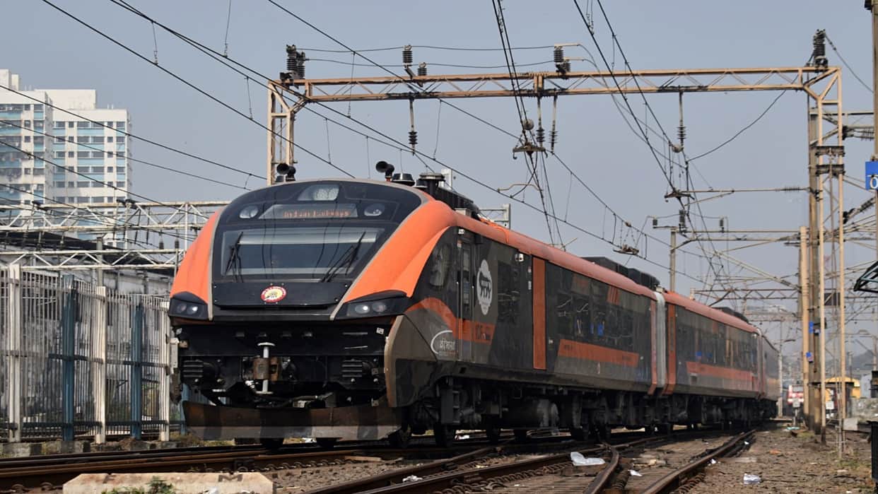 why call drops and no internet in moving train explained in hindi