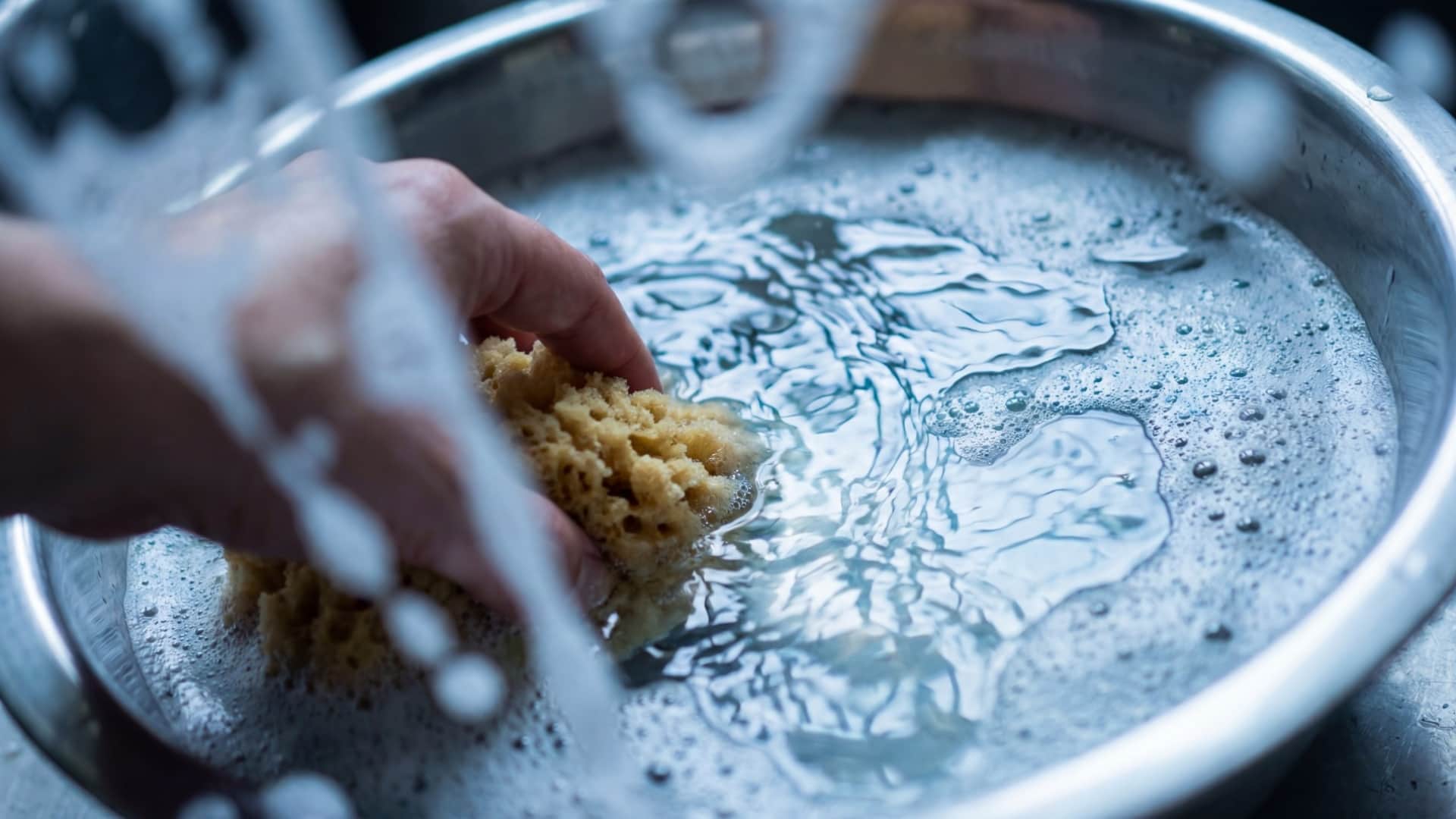 Simple dishwashing Tips to Wash Utensils Easily in cold winter season