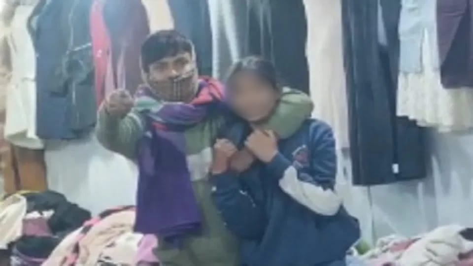 Bijnor: In the clothes sale, a young man placed a knife on the girl's neck and made this demand