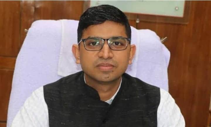 2014 बैच के आईएएस क्षितिज सिंघल