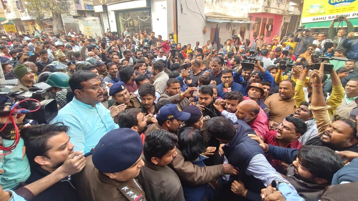 Indore Diarrhea Outbreak News: Congress and BJP Workers Clash in Bhagirathpura, Police Deployed