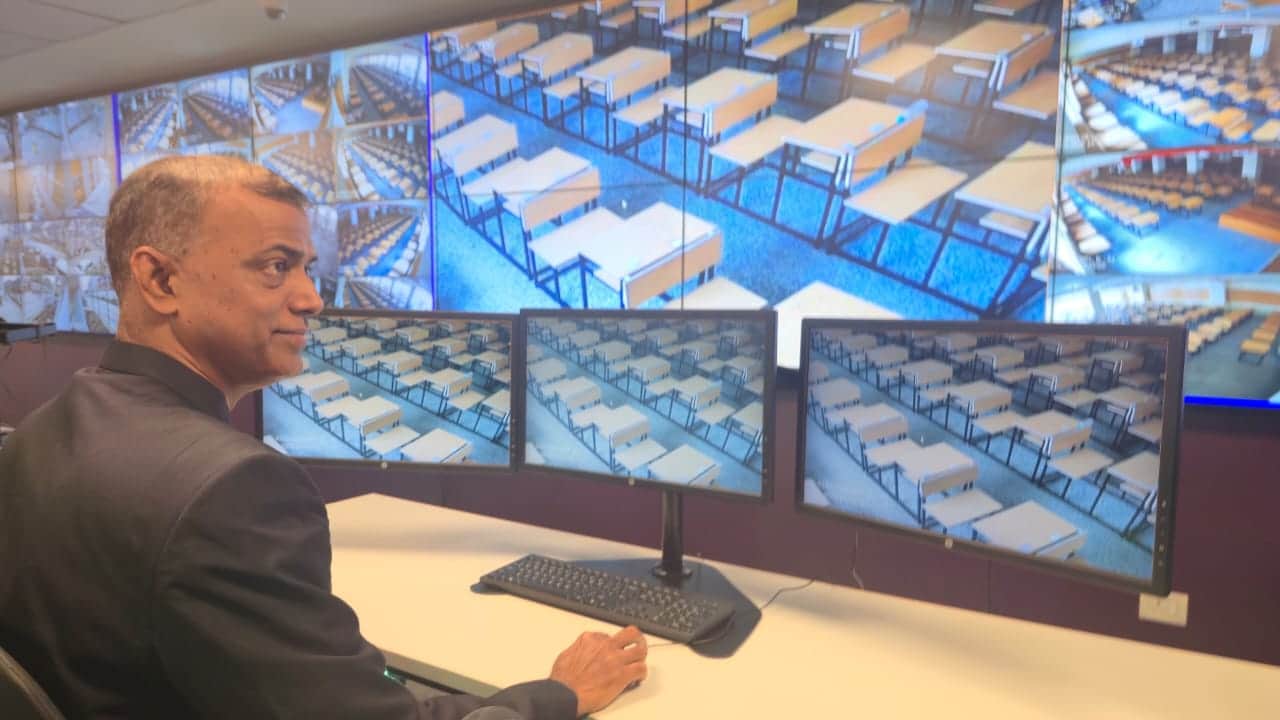 बापू परीक्षा परिसर दिखाते आनंद किशोर।