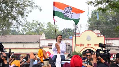 लोगों का अभिवादन करते चैतन्य बघेल