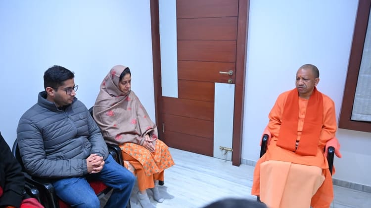 UP: बरेली में सीएम योगी ने दिवंगत भाजपा विधायक को दी श्रद्धांजलि, अंतिम यात्रा में उमड़े हजारों लोग