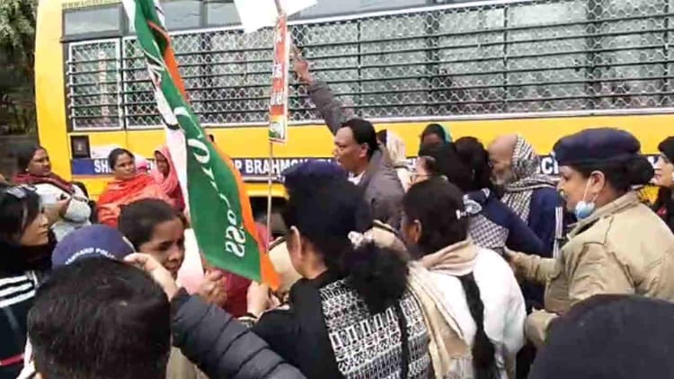 Uttarakhand: अंकिता हत्याकांड...न्याय की मांग को लेकर कांग्रेस का प्रदर्शन, यमकेश्वर विधायक के आवास का घेराव