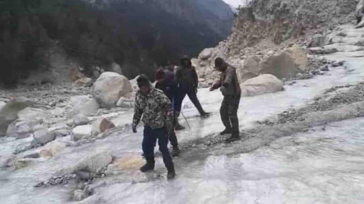 Uttarkashi: गंगोत्री धाम में जम गए नदी नाले, बर्फ नहीं गिरने से सेब बागवान और काश्तकार निराश