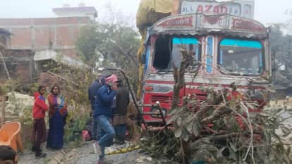 Jaunpur road accident truck crashed into their hut injuring husband and wife