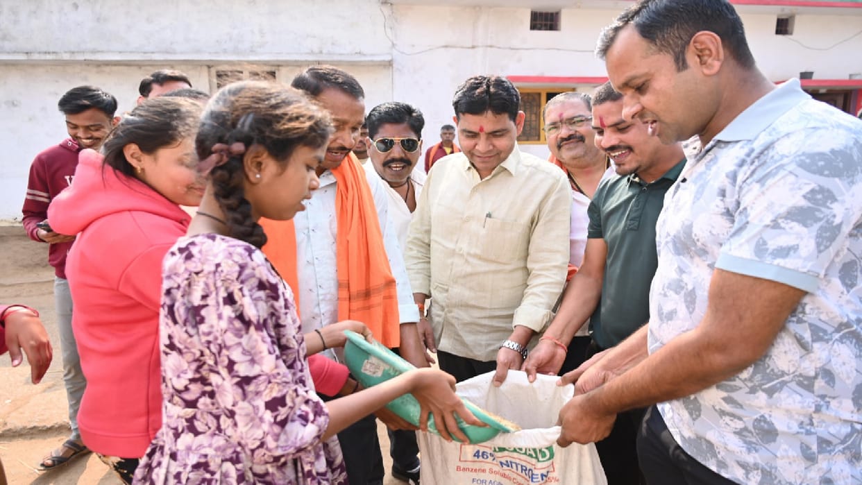 Minister Tank Ram Verma followed tradition of Cherchera by donating food from door to door in Chhattisgarh