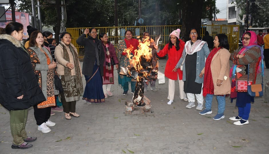 An effigy of Cabinet Minister Rekha Arya's husband was burned at Buddha Park in haldwani