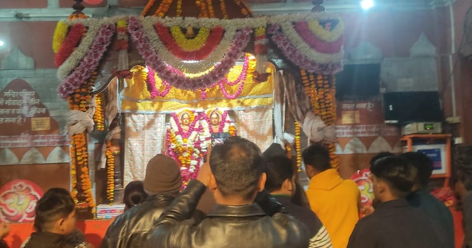 Unnao theft at Maa Chandika Devi temple thieves broke three locks stealing Rs 40000 and the donation box