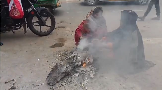 Kanpur Bone chilling cold in Shuklaganj people shivered throughout  day frost increased farmers worries