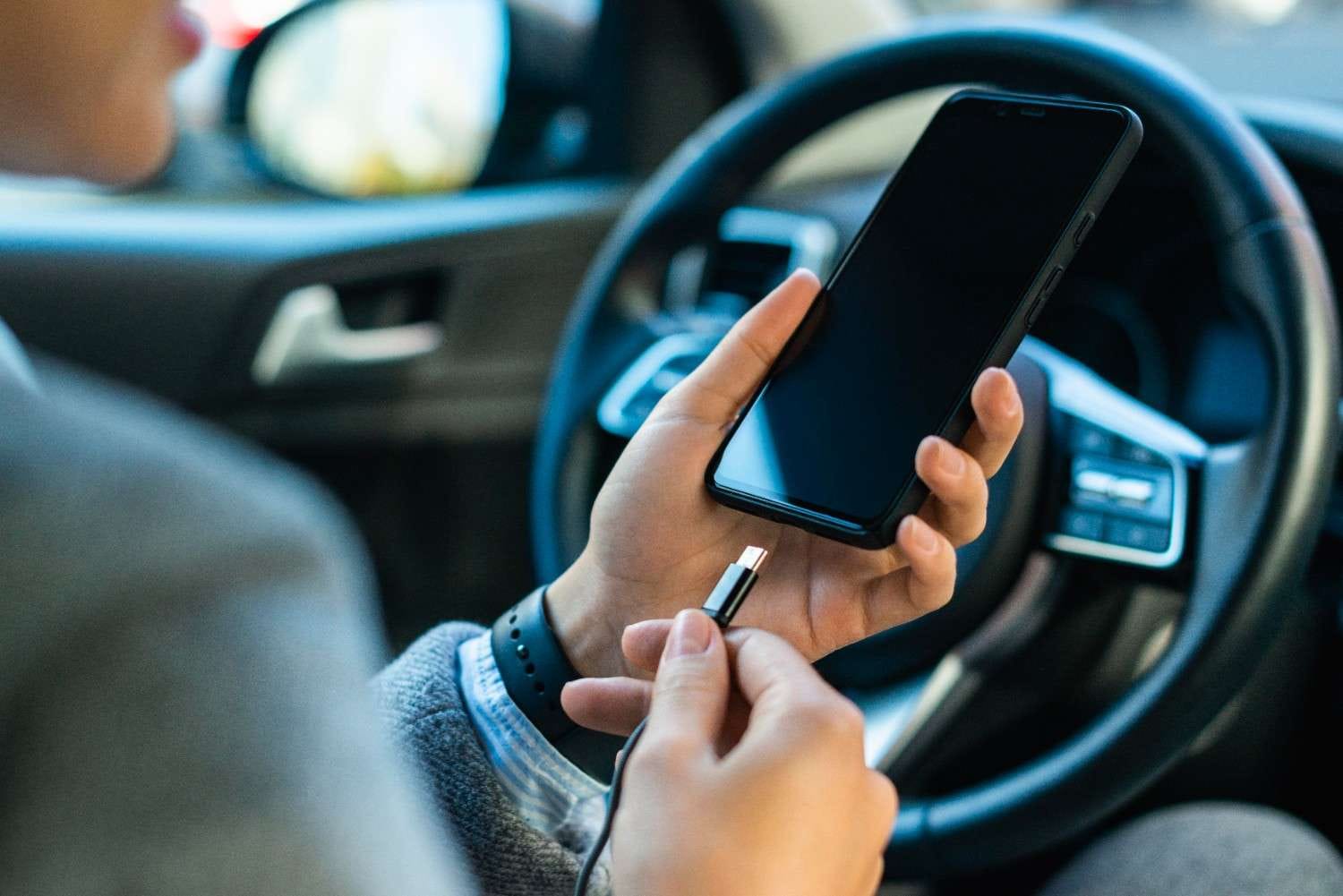 Be careful when charging your phone in car These mistakes reducing your battery life learn right way.