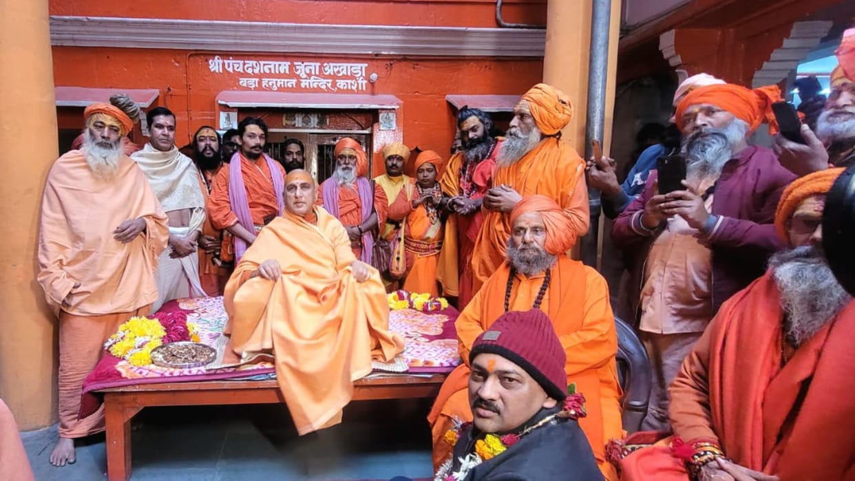 Mahamandaleshwar Avdheshanand Swami of Juna Akhara offered prayers at Baba Vishwanath and Sankat Mochan temple