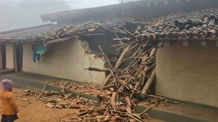 बलरामपुर-रामानुजगंज: आनंदपुर में हाथी का आतंक, छह घर क्षतिग्रस्त; ग्रामीणों में दहशत, वन विभाग मौके पर