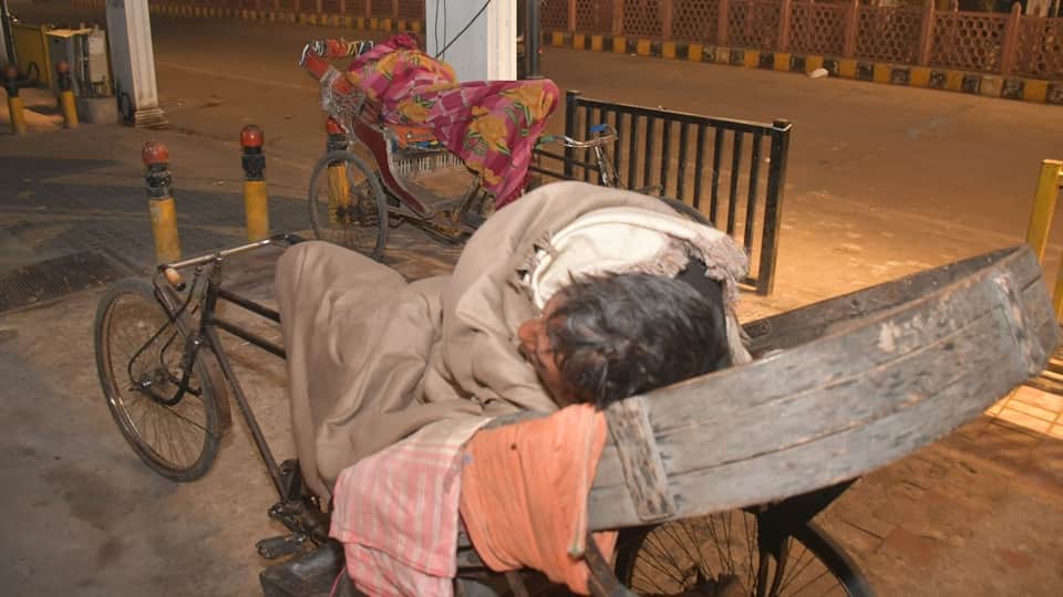 Moradabad: People forced to sleep in the open in the cold, unable to find space in night shelters