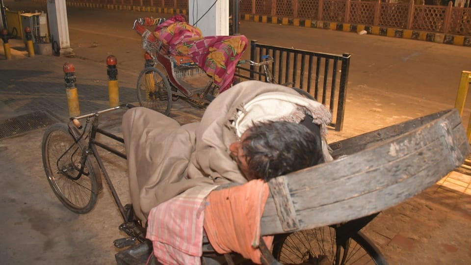 Moradabad: People forced to sleep in the open in the cold, unable to find space in night shelters