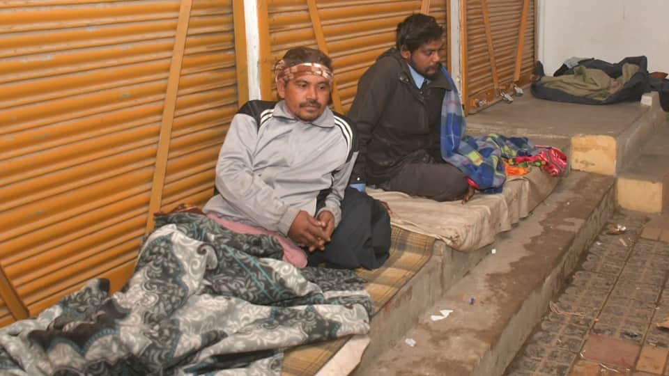 Moradabad: People forced to sleep in the open in the cold, unable to find space in night shelters