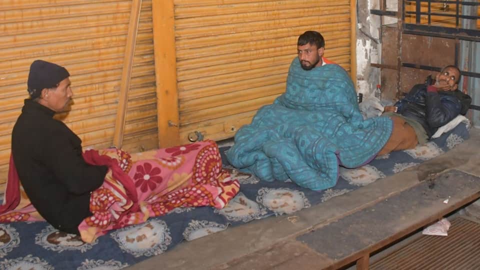 Moradabad: People forced to sleep in the open in the cold, unable to find space in night shelters