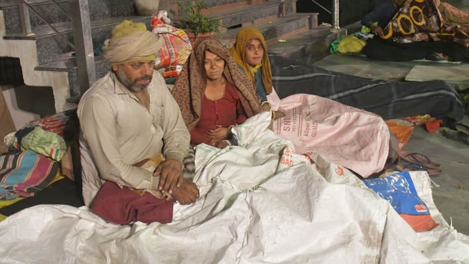 Moradabad: People forced to sleep in the open in the cold, unable to find space in night shelters