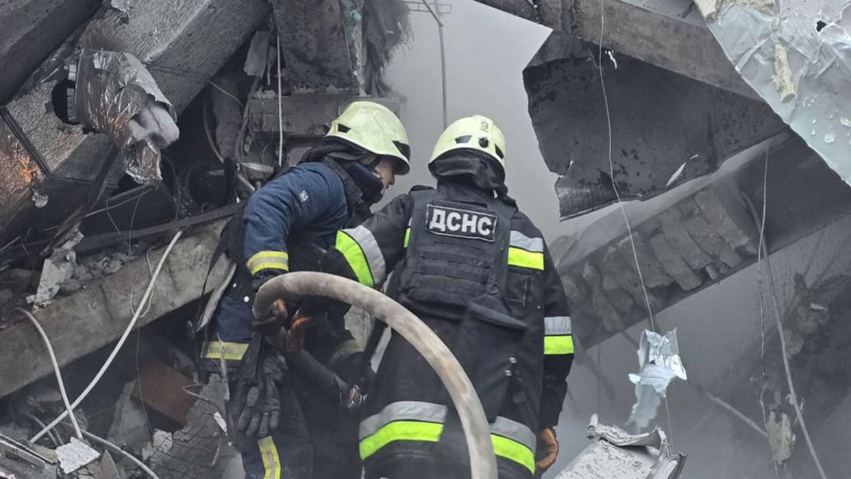 Russia launches major attack on Ukrainian city Kharkiv one building collapses rescue operations underway
