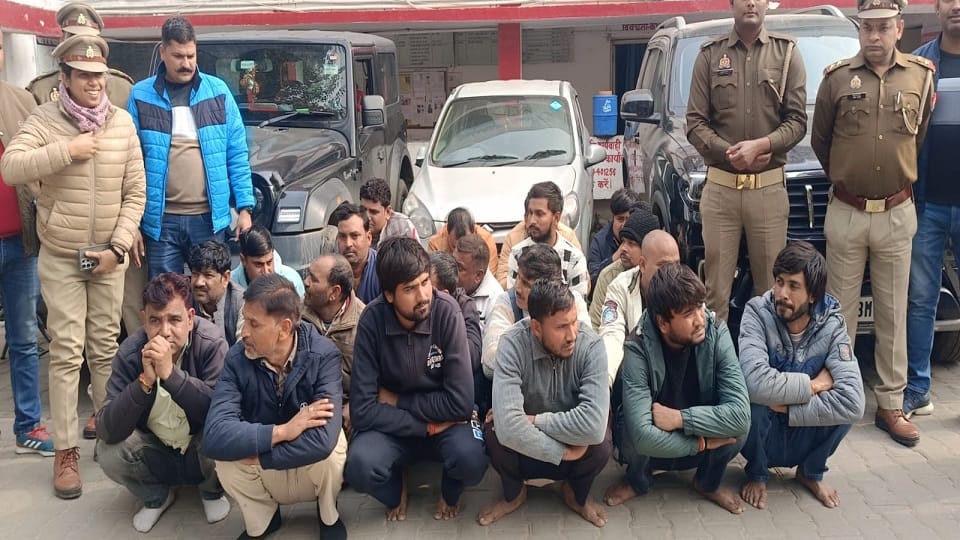 Police arrested 20 major criminals for gambling in firozabad