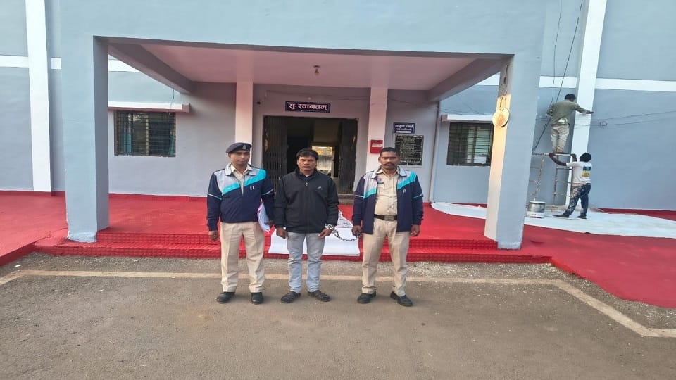 पुलिस की गिरफ्त में आरोपी