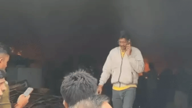 Indore News: पालदा में आसमान में छाया काला धुआं, बाल-बाल बचे हजारों कर्मचारी