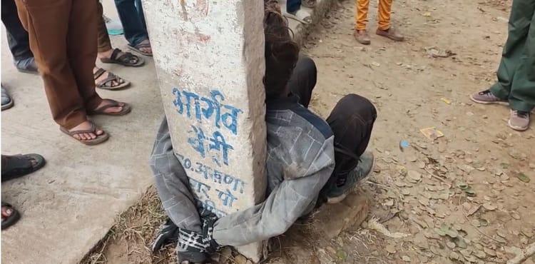 यूपी: युवक की खंभे से बांधकर पिटाई, बर्तन चोरी के आरोप में दी गई ये सजा