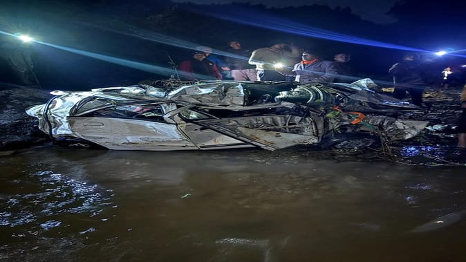 अनियत्रित होकर खाई में गिरी कार, 2 की मौत