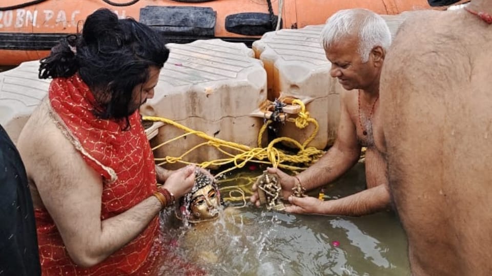 Prayagraj Magh Mela 2026 Live Updates Devotees Sangam Snan, Holy Dip on Paush Purnima Sangam Photos Videos