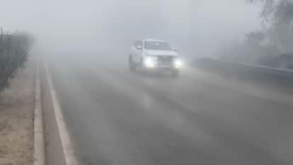 सोनभद्र में कोहरे के बीच लाइट जलाकर जाता वाहन।