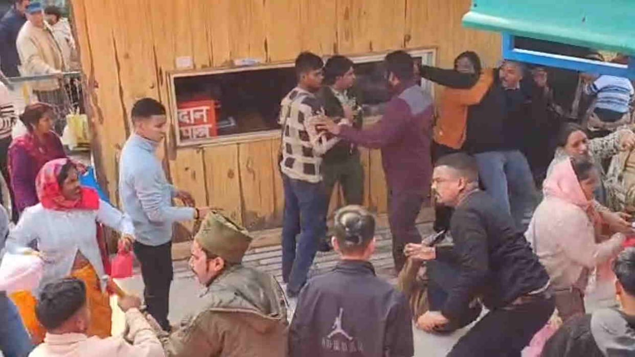 Clash at Kotdwar Shri Sidhbali Temple Scuffle breaks out between devotees and volunteers Uttarakhand news