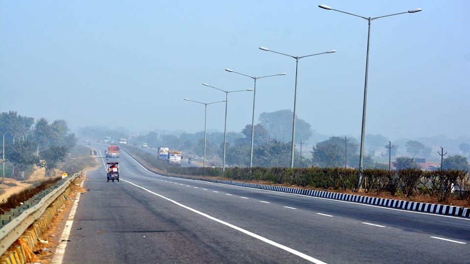 Google Maps provide updates on traffic jams and fog on the Yamuna Expressway and the highway