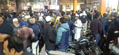 अस्पताल के बाहर परिजन व समर्थक