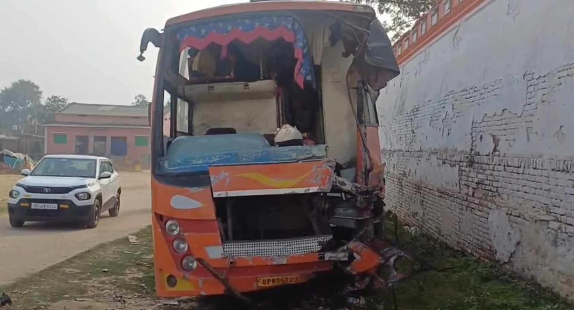 बस का अगला हिस्सा टूटा