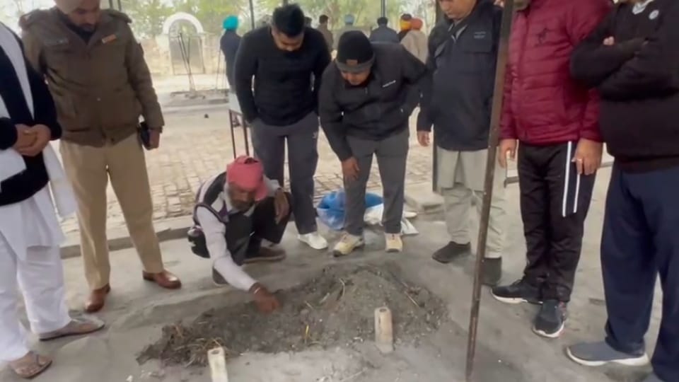 चिता की राख से अस्थियां चोरी।
