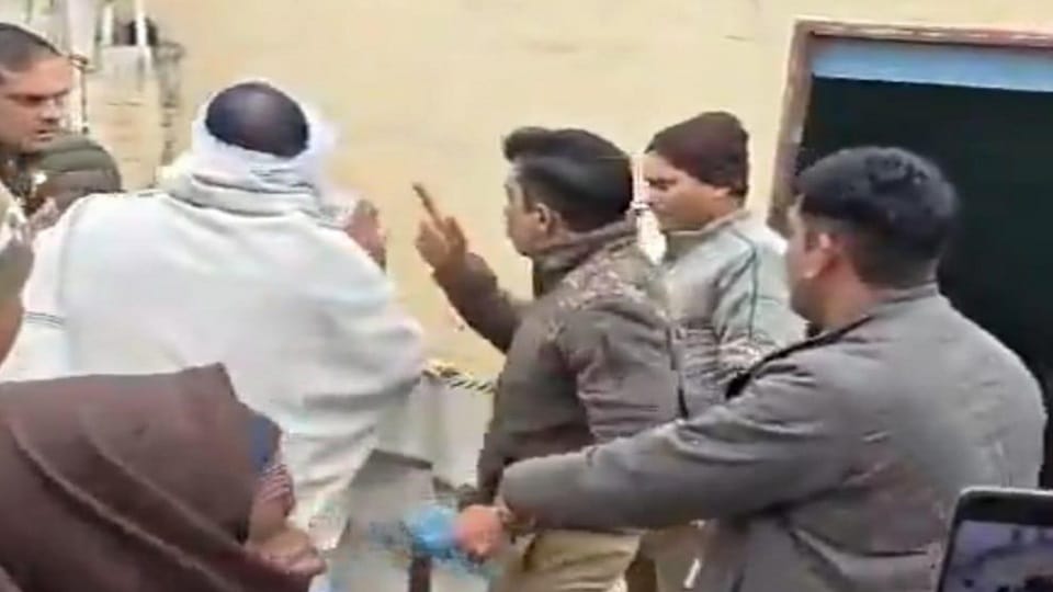 Saharanpur: Police, who had gone to catch criminals in Ghatampur, were taken hostage and locked in a room