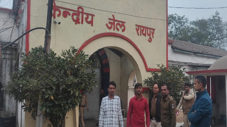 Raipur Crime News: शराब के लिए पैसे न देने पर चाकू से हमला, फरार आरोपी तोरण चन्द्राकर गिरफ्तार