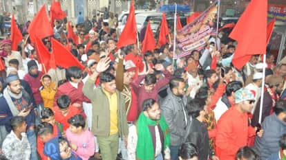 जुलूस में शामिल अकीदतमं।